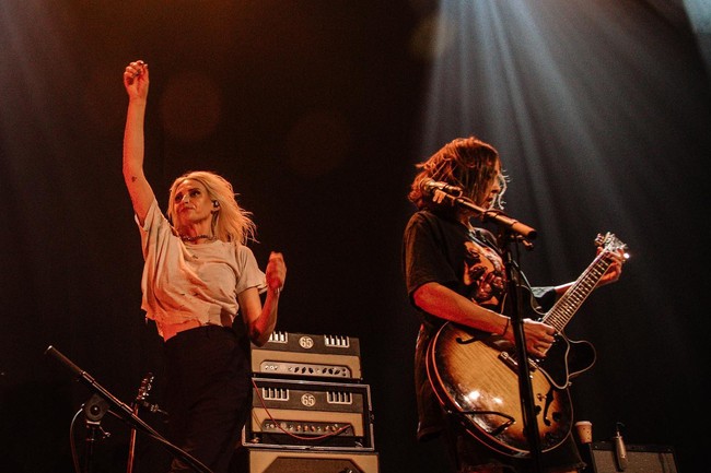 Mengenai gayanya, Emily yang memulai debutnya dalam Linkin Park melalui single ‘The Emptiness Machine tersebut sering tampil dengan busana ‘rock’ sederhana. Dalam banyak foto, wanita itu lebih sering mengandalkan t-shirt dan celana jeans. Foto: Instagram