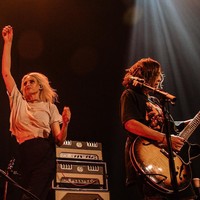 Mengenai gayanya, Emily yang memulai debutnya dalam Linkin Park melalui single ‘The Emptiness Machine tersebut sering tampil dengan busana ‘rock’ sederhana. Dalam banyak foto, wanita itu lebih sering mengandalkan t-shirt dan celana jeans. Foto: Instagram