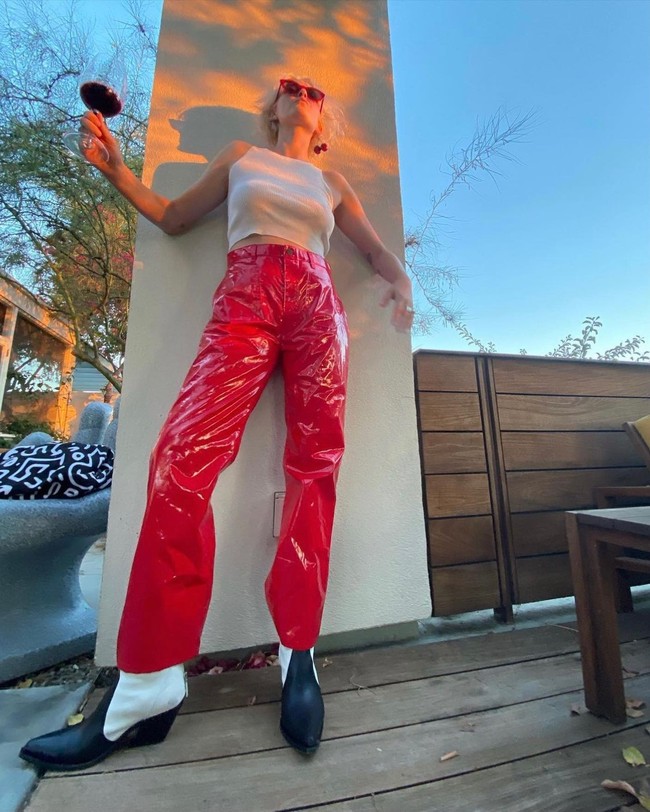 Sebelumya, Emily Armstrong juga pernah menjadi backing vokal Courtney Love untuk album Nobodys Daughter. Ia pun sudah sering bekerja sama dengan musisi dunia, termasuk Demi Lovato. Foto: Instagram