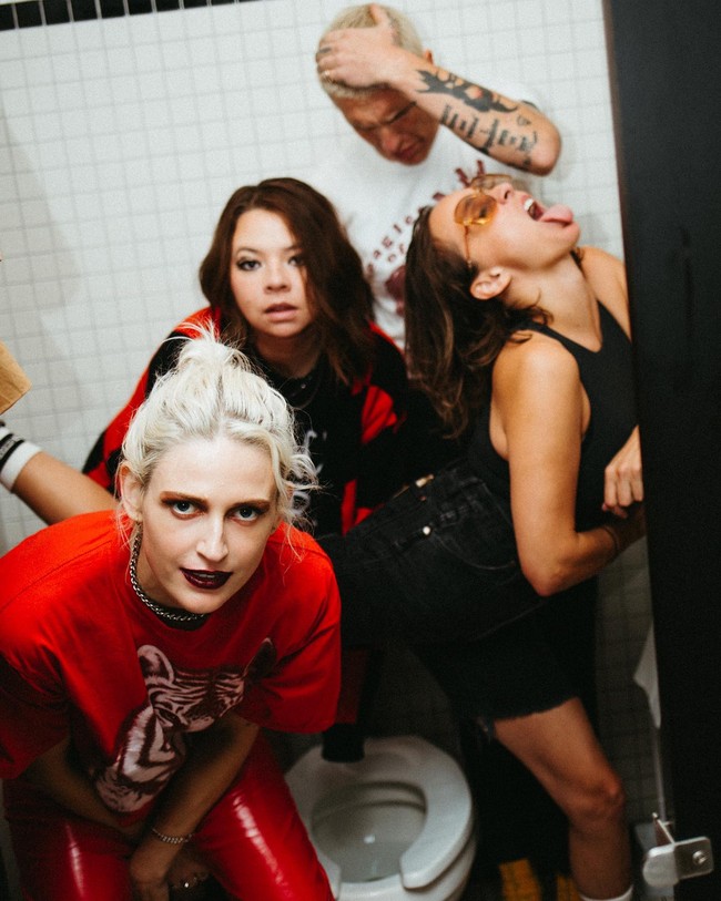 Dalam banyak kesempatan, ia juga sering tampil dengan warna merah. Kali ini ia memadukan t-shirt dengan celana kulit hingga eyeshadow merah yang membuatnya gayanya eksentrik. Foto: Instagram