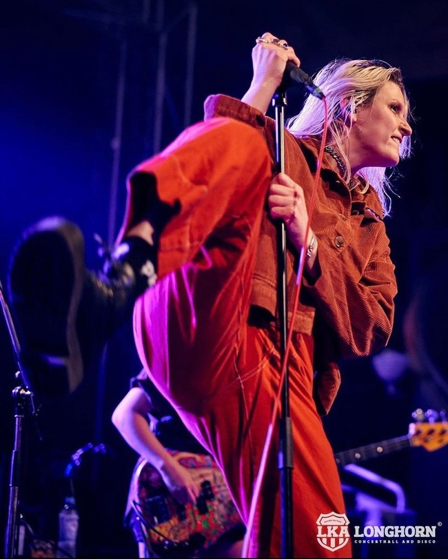 Emily Armstrong memang lebih banyak mengenakan padanan atasan sederhana dengan celana yang memudahkannya di tampil panggung. Emily dikenal dengan gayanya yang enerjik ketika membawakan lagu. Foto: Instagram