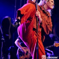 Emily Armstrong memang lebih banyak mengenakan padanan atasan sederhana dengan celana yang memudahkannya di tampil panggung. Emily dikenal dengan gayanya yang enerjik ketika membawakan lagu. Foto: Instagram