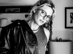 8 Gaya Emily Armstrong, Wanita yang Jadi Vokalis Baru Linkin Park