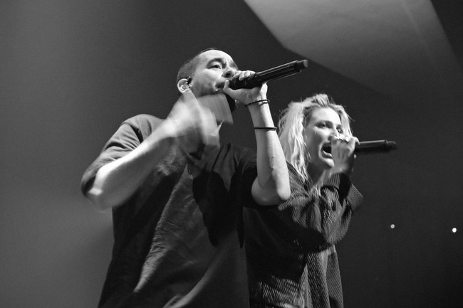 Kehadiran Emily sendiri sebagai vokalis baru Linkin Park menuai kontroversi. Sebagian orang tidak setuju bahwa band yang populer lewat lagu Numb tersebut diisi oleh penyanyi wanita. Meski begitu, tak sedikit pula yang menyambut kehadirannya. Foto: Instagram