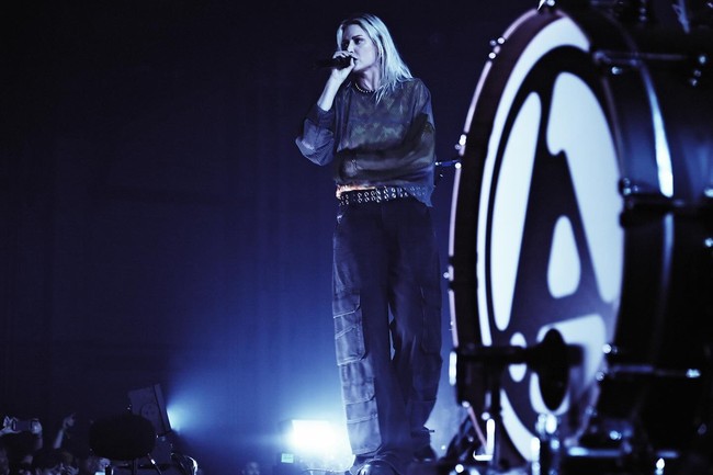 Emily sendiri memulai kariernya dalam band Epiphany pada 2002. Wanita 38 tahun tersebut kemudian bergabung dengan Dead Sara yang pernah menjadi band pembuka tur Muse selama tur di Amerika juga Eropa. Dead Sara sendiri sudah meluncurkan empat album. Foto: Instagram