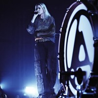 Emily sendiri memulai kariernya dalam band Epiphany pada 2002. Wanita 38 tahun tersebut kemudian bergabung dengan Dead Sara yang pernah menjadi band pembuka tur Muse selama tur di Amerika juga Eropa. Dead Sara sendiri sudah meluncurkan empat album. Foto: Instagram