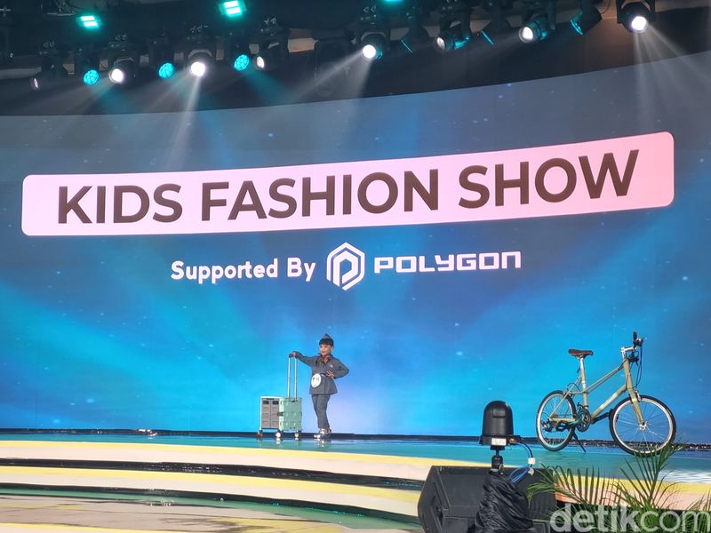 Fashion Show Hub Space 2024 adik-adik gemas berusia 3 sampai 10 tahun unjuk talentanya berlenggak-lenggok di panggung Hub Space dengan penampilan terbaiknya