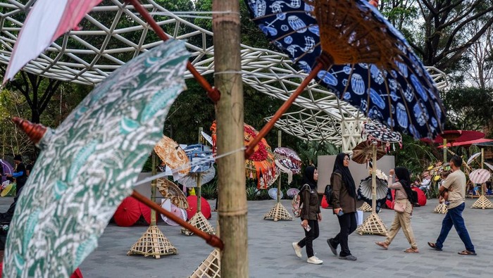 Pengunjung mengamati payung tradisional yang dipajang saat Festival Payung Indonesia 2024 di Taman Balekambang Solo, Jawa Tengah, Jumat (6/9/2024). Festival payung tersebut melibatkan 1.500 seniman, kreator dan artisan payung se-Indonesia serta mancanegara. ANTARAFOTO/Maulana Surya/agr