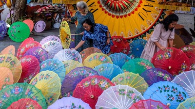 Warna-warni Indah Festival Payung di Solo