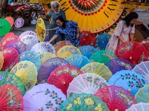 Warna-warni Indah Festival Payung di Solo