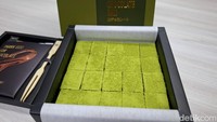 Pada varan matcha, ketika dibuka kemasannya tak ada aroma menyengat. Tetapi di bagian atasnya penuh dengan taburan bubuk matcha. Foto: detikcom/Diah Afrilian
