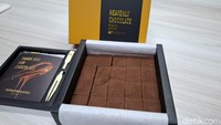 Taburan bubuk cokelat di atasnya mengesankan rasa pahit layaknya dark cokelat asli. Mungkin akan sedikit mengejutkan bagi mereka yang tak terlalu suka cokelat pahit. Foto: detikcom/Diah Afrilian