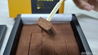 Cokelatnya disajikan dalam bentuk balok-balok kecil untuk satu kali suap setiap potong. Ada banyak varian rasa yang dihadirkan oleh Heavenly CHocolate Bali untuk dipilih pelanggan. Foto: detikcom/Diah Afrilian