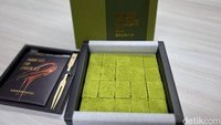 Di halaman depan kemasannya ada catatan bahwa matcha yang digunakan bukan matcha sembarangan. Adalah matcha murni dari Uji, Kyoto, Jepang sebagai bahan dasar cokelatnya. Foto: detikcom/Diah Afrilian