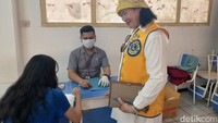 Kegiatan donor darah dilakukan di dalam salah satu kelas, bekerja sama dengan Lions Club Jakarta Monas dan PMI Serang. Foto: (Nograhany Widhi K/detikcom)