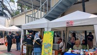 Beberapa stan makanan UMKM dari keluarga besar YPDK, baik karyawan, guru, siswa hingga alumni berdiri mengelilingi lapangan SMA-SMK YPDK. Foto: (Nograhany Widhi K/detikcom)