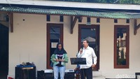 Ketua YPDK Dukut Indra Mulyanto (kemeja putih) membuka rangkaian HUT ke-67 YPDK dengan sambutan. Dukut menyampaikan akan mengumumkan siswa, karyawan hingga guru berprestasi. Para karyawan dan guru berprestasi akan diberangkatkan umroh. Foto: (Nograhany Widhi K/detikcom)