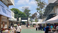 Tahun 2024 ini, YPDK yang membawahi SMA dan SMK memperingati HUT ke-67. Rangkaian perayaan dimulai pada Sabtu (7/9/2024) ini dengan kegiatan bazar UMKM dan donor darah. Foto: (Nograhany Widhi K/detikcom)