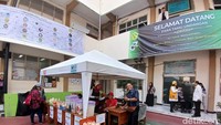 Tampak salah satu stan makanan yang didirikan oleh karyawan hingga alumni. Foto: (Nograhany Widhi K/detikcom)