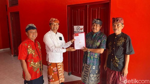 I Nyoman Winata (kemeja putih) menyerahkan surat pengunduran diri dan KTA kepada pengurus DPC PDIP Karangasem, Sabtu (7/9/2024). (Foto: I Wayan Selamat Juniasa/detikBali)