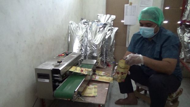 Ibu Rumah Tangga di Lumajang yang meraup cuan dari bisnis keripik salak pondoh.