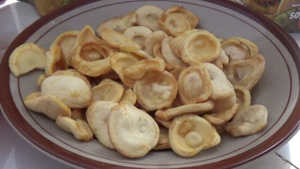 Ibu Rumah Tangga di Lumajang yang meraup cuan dari bisnis keripik salak pondoh.