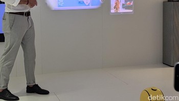 Tapi produk yang paling mencuri perhatian pengunjung adalah robot asisten Ballie yang pintar dan menggemaskan. Foto: Virgina Maulita Putri/detikINET