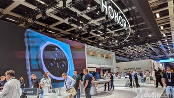 Di sebelahnya terdapat booth Honor yang menampilkan beragam produk mulai dari laptop, tablet, ponsel, dan lain-lain. Foto: Virgina Maulita Putri/detikINET