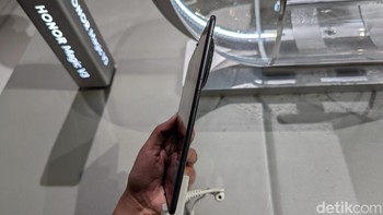 Honor Magic V3, ponsel layar lipat paling tipis saat ini juga diboyong ke Berlin. Foto: Virgina Maulita Putri/detikINET