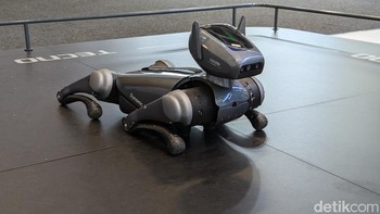 Di booth Tecno tidak hanya menampilkan ponsel, laptop, dan tablet tapi juga ada robot anjing mirip Spot dari Boston Dynamics. Foto: Virgina Maulita Putri/detikINET