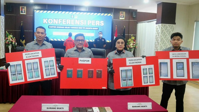 Imigrasi Jakbar ungkap kasus WN China rekrut WNI jadi scammer di Thailand