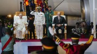 Mengutip CNNIndonesia, Paus Fransiskus tiba di Bandara Port Moresby sekitar Jumat (6/9) malam sekitar pukul 19.10 waktu setempat. Sama seperti di Indonesia, kedatangan Paus Fransiskus juga disambut upacara kehormatan yang melibatkan puluhan prajurit. Karpet merah juga turut tergelar di bawah tangga pesawat untuk menyambut kedatangan pemimpin tertinggi umat Katolik dunia tersebut. AP/Gregorio Borgia