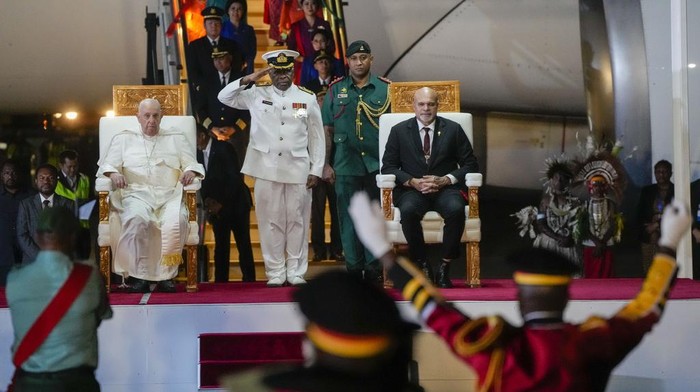 Ini Mobil yang Dipakai Paus Fransiskus di Papua Nugini Pope Francis is welcomed by Papua New Guinea's deputy Prime Minister John Rosso, right, as he arrives at Port Moresby's