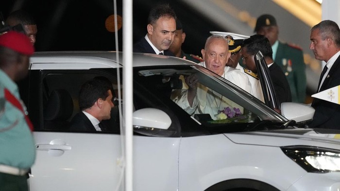 Ini Mobil yang Dipakai Paus Fransiskus di Papua Nugini Pope Francis leaves the tarmac in a waiting car at Jackson's International Airport in Port Moresby, Papua New Guinea, Friday, Sept. 6, 2024. (AP Photo/Mark Baker)