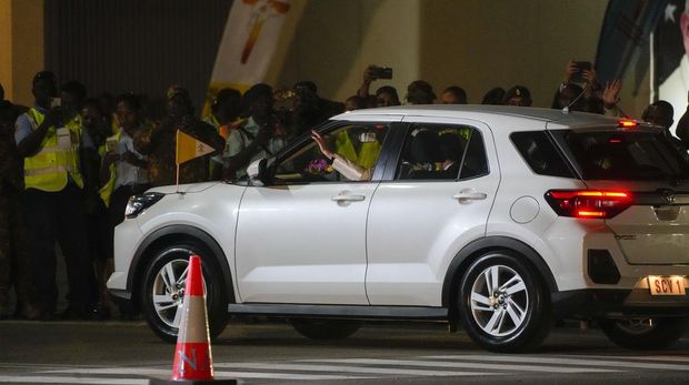 Pope Francis leaves by car after a welcome ceremony at Port Moresby's 