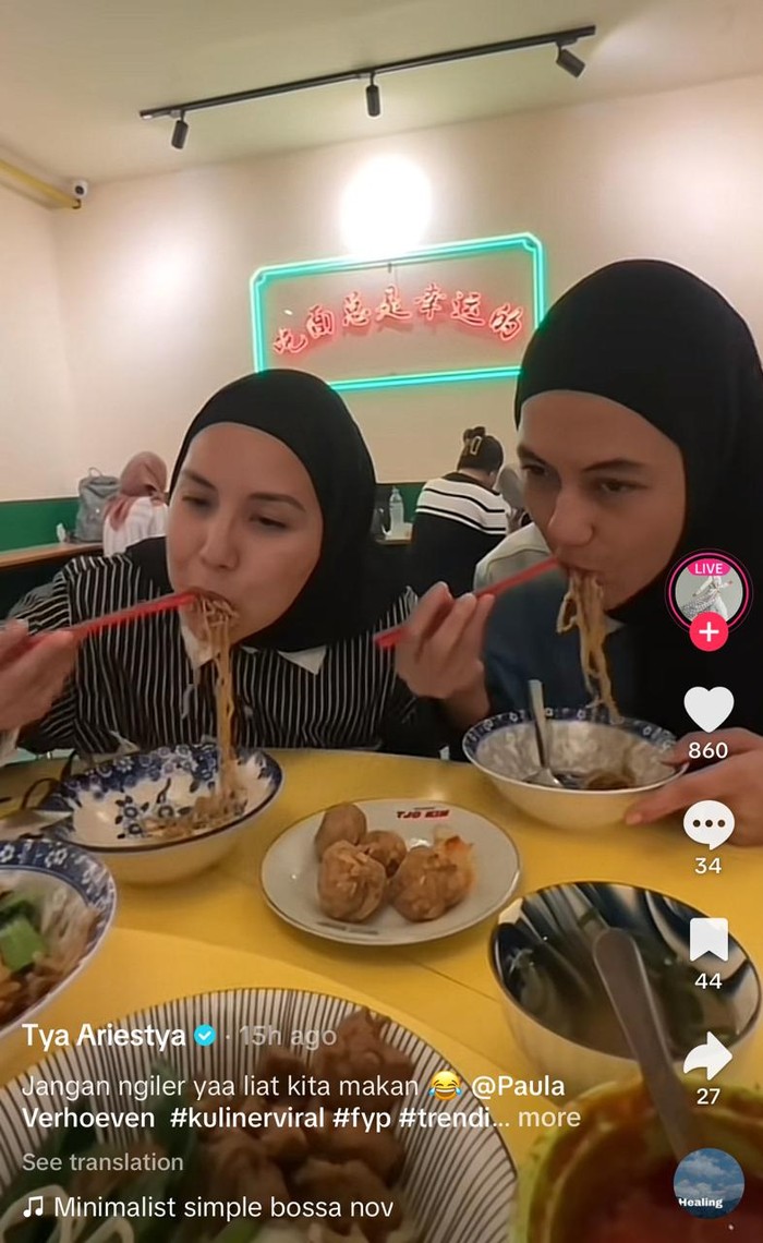 Jadi Anak Jaksel! Tya Ariestya dan Paula Verhoeven Kulineran di Blok M