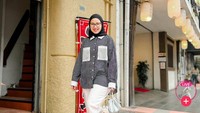 Tya Ariestya menyambangi kawasan Melawai, Blok M. Sebelum kulineran, ia terlihat berpose di depan ruko-ruko yang menawarkan makanan Jepang. Foto: TikTok Tya Ariestya