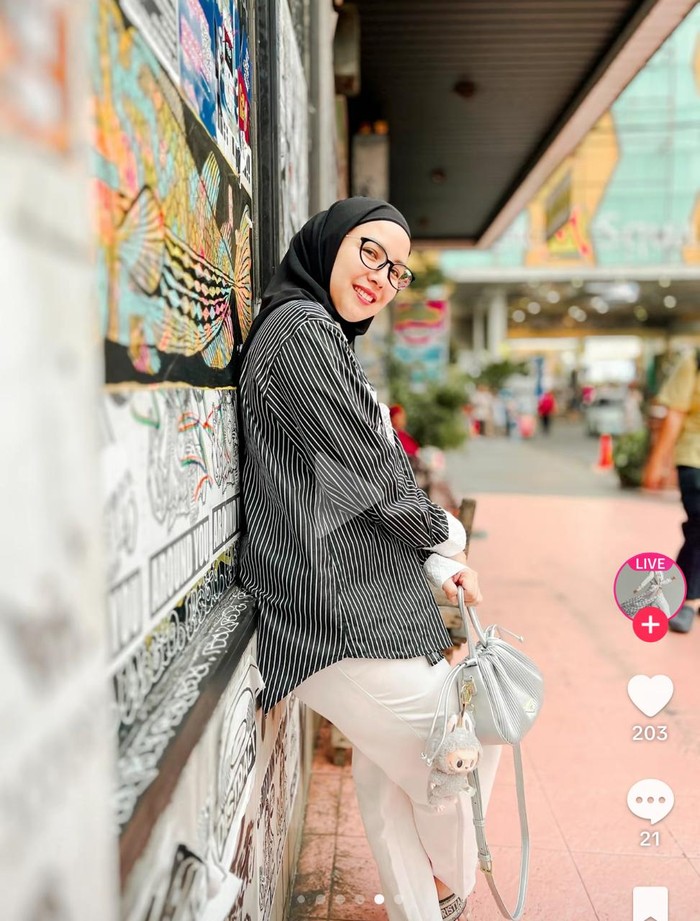 Jadi Anak Jaksel! Tya Ariestya dan Paula Verhoeven Kulineran di Blok M
