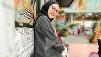 Tempatnya asik banget buat foto-foto nih,” tulis wanita 38 tahun ini di keterangan foto. Ia pun tak melewatkan pose OOTD di sini. Foto: TikTok Tya Ariestya
