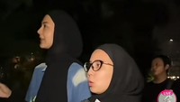 Ditemani Paula Verhoeven, Tya bilang habis makan tiramisu Maiku Cafe. Mereka pun menuju kuliner kedua yaitu cheese cake yang juga ramai diantre. Foto: TikTok Tya Ariestya