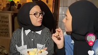 Pesan cheese cake original dan truffle, Tya dan Paula mengaku suka. Pada cheese cake rasa truffle, Tya bilang rasanya unik. Foto: TikTok Tya Ariestya
