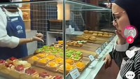 Sambil menunggu antrean bakmi, mereka mampir ke London Layers yang jual aneka pastry dan croissant. Foto: TikTok Tya Ariestya