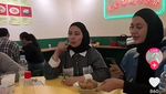 Jadi Anak Jaksel! Tya Ariestya dan Paula Verhoeven Kulineran di Blok M
