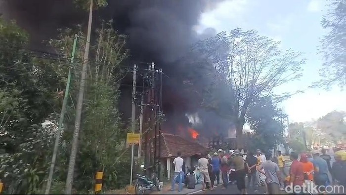 Kebakaran gudang plastik di Purwosari Pasuruan.