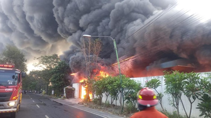 Kebakaran gudang plastik di Purwosari, Pasuruan.