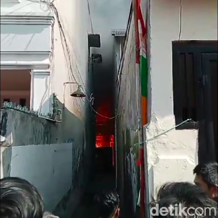 Kebakaran terjadi di permukiman kawasan Palmerah, Jakbar. Kebakaran dipicu korsleting kabel udara yang kemudian menyambar ke rumah-rumah. (dok Damkar Jakbar)