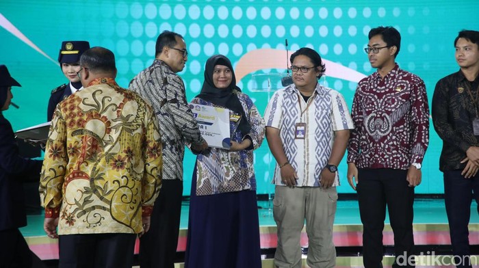 Kementerian Perhubungan (Kemenhub) resmi mengumumkan pemenang penghargaan Kolaborasi Analisis Kebijakan Majukan Transportasi Indonesia (KAMI) Awards di ajang Hub Space 2024. Total ada 15 pemenang dari 3 kategori yang diperlombakan, baik dari kalangan ASN, akademisi, pakar, hingga mahasiswa.