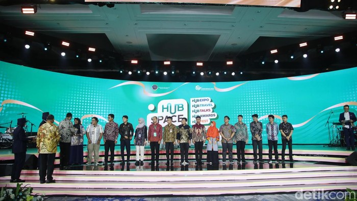 Kemenhub Berikan Penghargaan KAMI Awards Kepada Akademisi-Mahasiswa Kementerian Perhubungan (Kemenhub) resmi mengumumkan pemenang penghargaan Kolaborasi Analisis Kebijakan Majukan Transportasi Indonesia (KAMI) Awards di ajang Hub Space 2024. Total ada 15 pemenang dari 3 kategori yang diperlombakan, baik dari kalangan ASN, akademisi, pakar, hingga mahasiswa.
