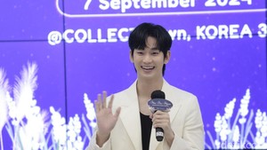 Terima kasih semuanya sudah menyukai Queen of Tears, karena itu saya bisa mendapatkan kesempatan meletakkan handprinting di sini,” kata Kim Soo Hyun.