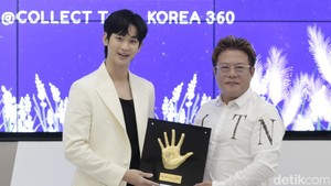 Kim Soo Hyun bersama Kim Young Soo, presiden dari Korea 360.